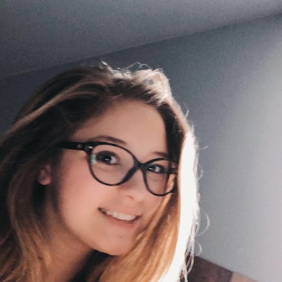 Profile Picture of Bella Feikert (@bellaf343) on Poshmark