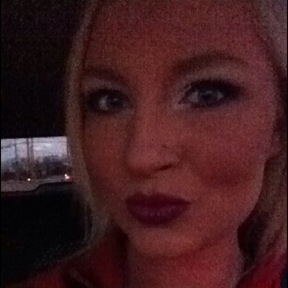 Mishele Breen - Poshmark Profile Picture of Mishele Breen (@breenmh14) on Poshmark