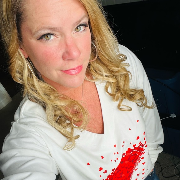 Profile Picture of Roberta Blake (@chunkytrunks) on Poshmark