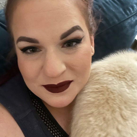 Profile Picture of Robin Abrams (@mshonestabrams) on Poshmark