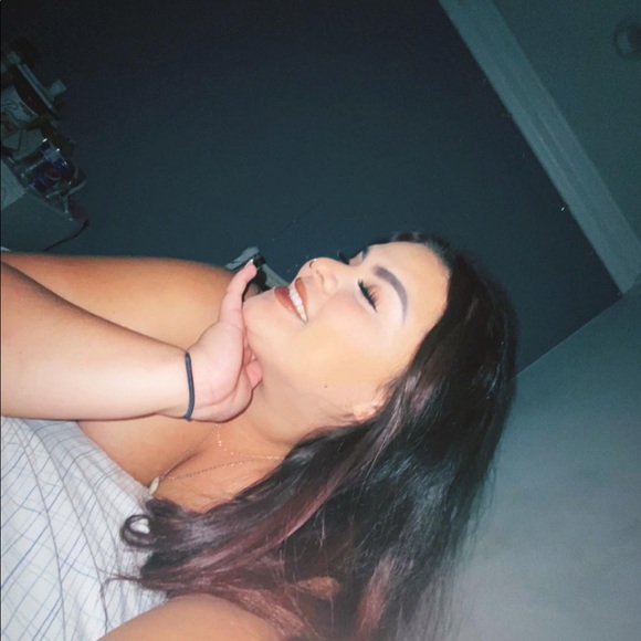 Profile Picture of Alexys Fabela (@alexysfabela) on Poshmark