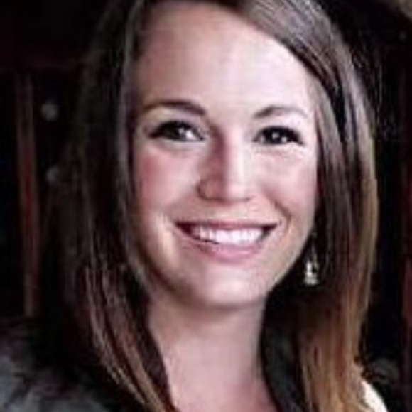 Profile Picture of Angela Muzzarelli (@a_muzzyy) on Poshmark