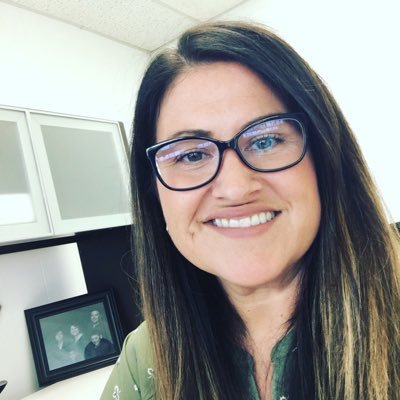 Profile Picture of Angela Holcomb (@angelaholcomb) on Twitter