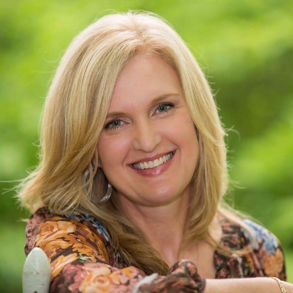 Profile Picture of Angela Wardwell (@adwardwell) on Poshmark