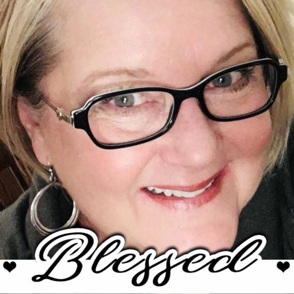 Profile Picture of Polly Matthews (@polly_matthews) on Poshmark