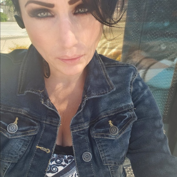 Profile Picture of Angela Obrien (@angelobrien74) on Poshmark