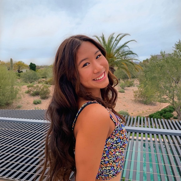 Profile Picture of Charlize Szeto (@charlizeszeto) on Poshmark