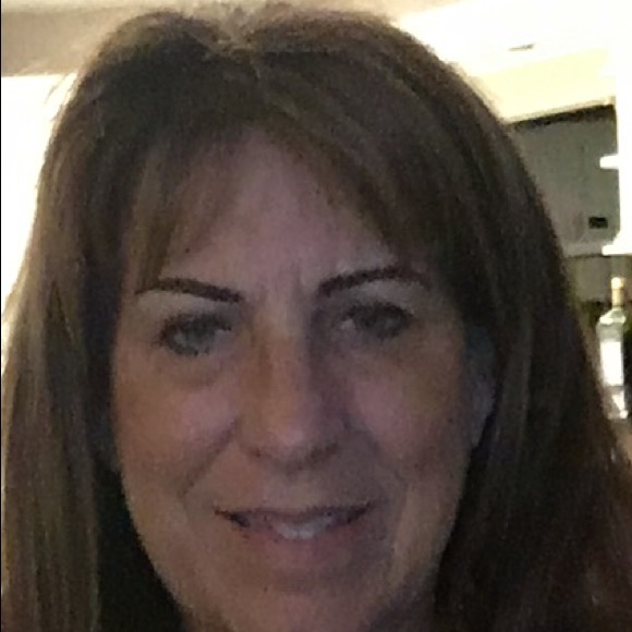 Profile Picture of Debra Yono (@debbiyono) on Poshmark