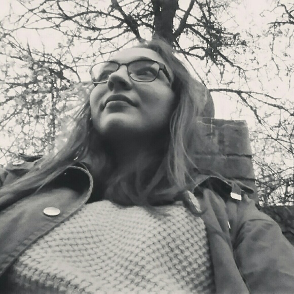 Profile Picture of Ashley Davin (@ashiebug98) on Poshmark