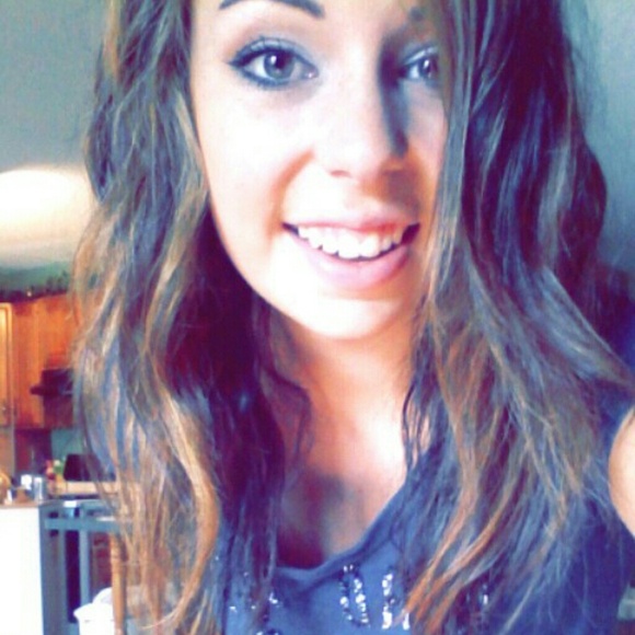 Profile Picture of Bailey Losey (@baileyjo18) on Poshmark