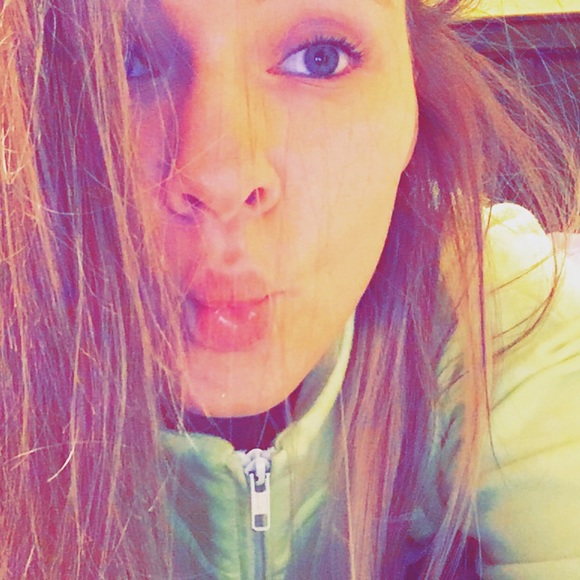 Profile Picture of Alyssa Topolski (@staytrill28) on Poshmark