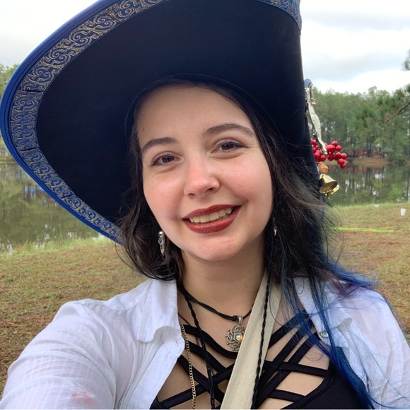 Profile Picture of Ali Parson (@alirien) on Poshmark