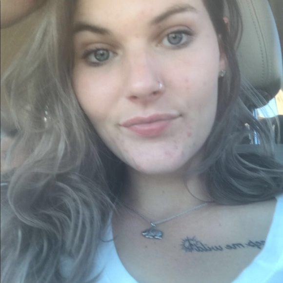 Profile Picture of Alexandra Weir (@alexandra_weir) on Poshmark