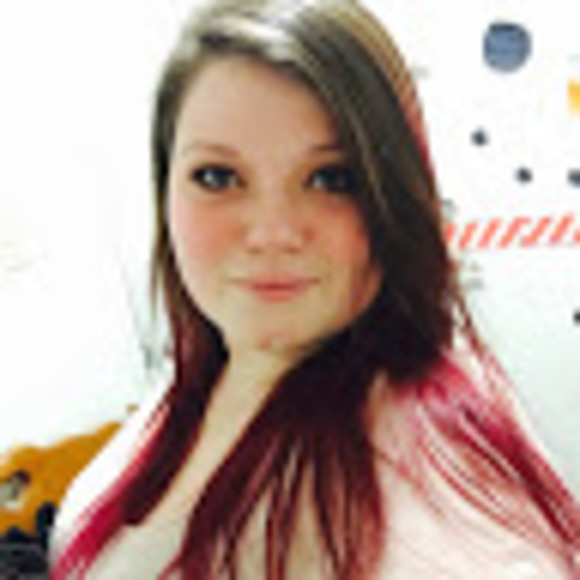 Profile Picture of Danielle Gosnell (@daniigosnell) on Poshmark