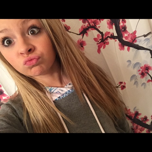 Profile Picture of Olivia Schuette (@olivia_schuette) on Poshmark