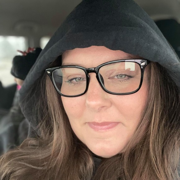 Profile Picture of Elizabeth Okerson (@liz_okerson) on Poshmark