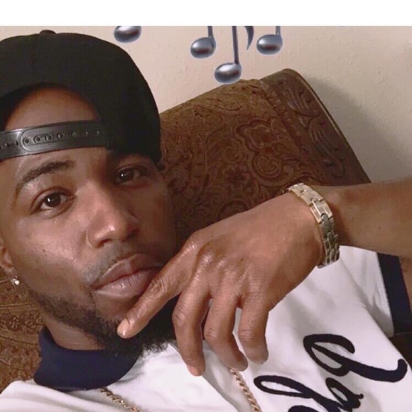 Profile Picture of Antonio Simuel (@asimuel74) on Poshmark