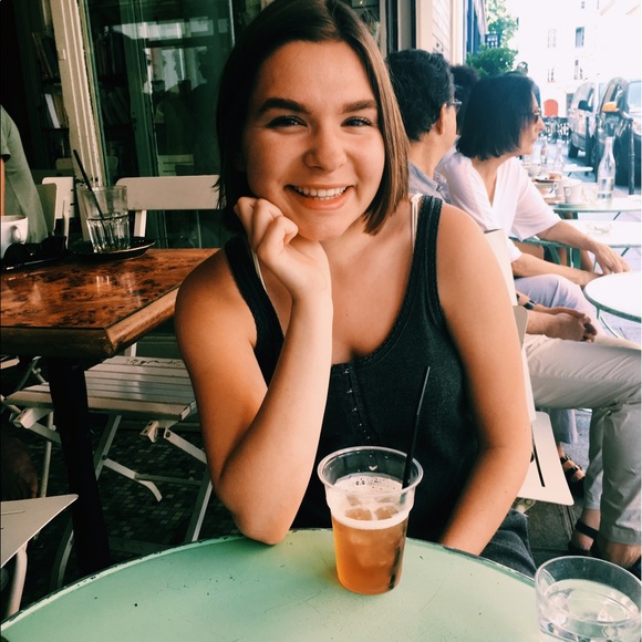 Profile Picture of Hannah Elzig (@hannahelzig) on Poshmark