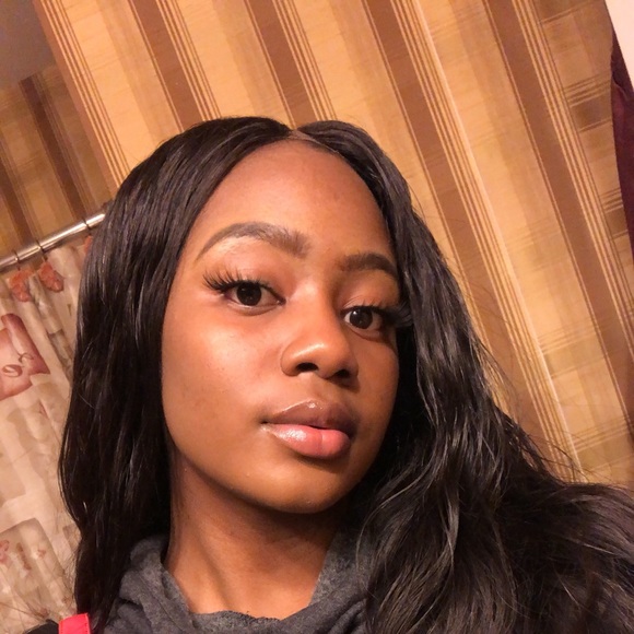 Profile Picture of Mari Spraggins (@offwhitepearl) on Poshmark