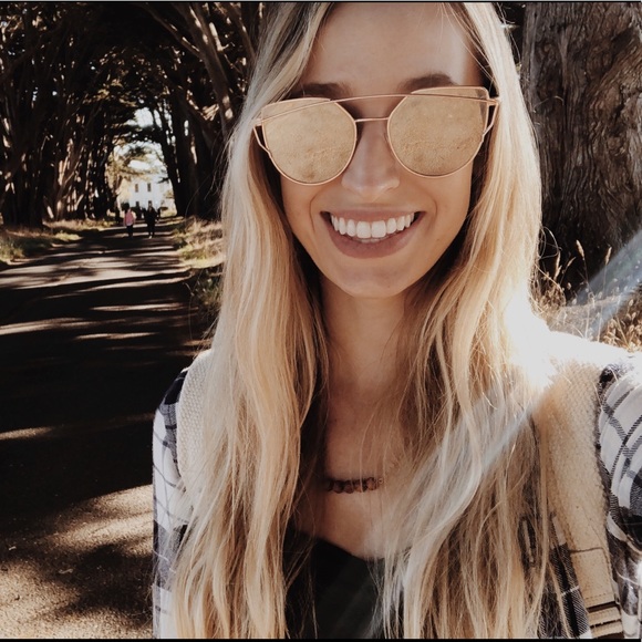 Profile Picture of Elizabeth Datskou (@edatskou) on Poshmark