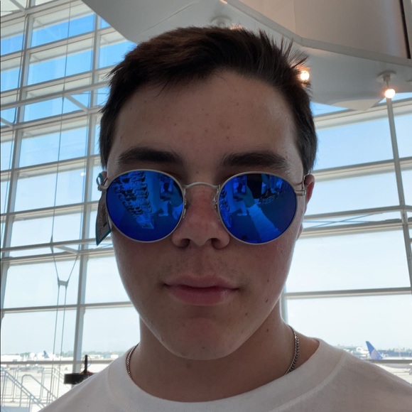 Profile Picture of Kevin Moss (@kevinmo_ss) on Poshmark