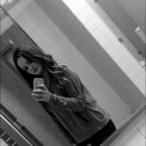 Profile Picture of Sylvi Schaafsma (@sylvi_grace) on Poshmark