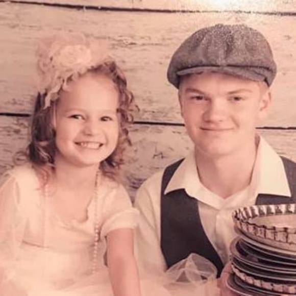 Profile Picture of Lisa Vandenheuvel (@leezavdh) on Poshmark