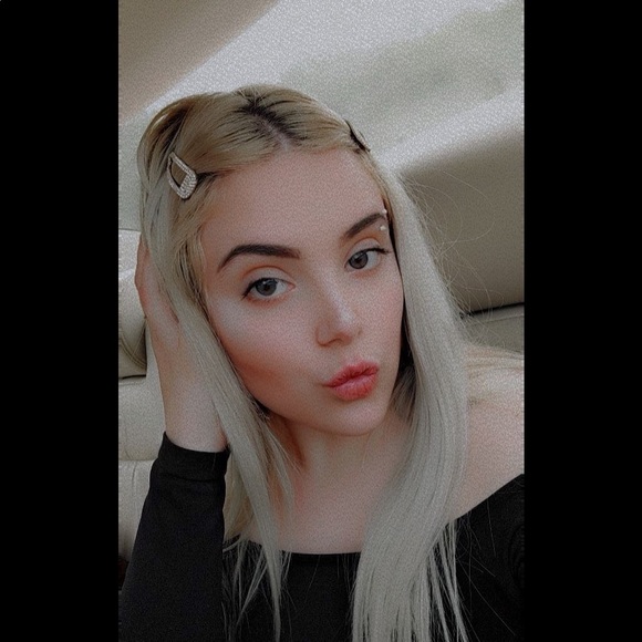 Profile Picture of Alexa Hoffman (@alexahoffman75) on Poshmark