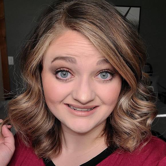 Profile Picture of Sydney Harris evans (@sydney1021) on Poshmark