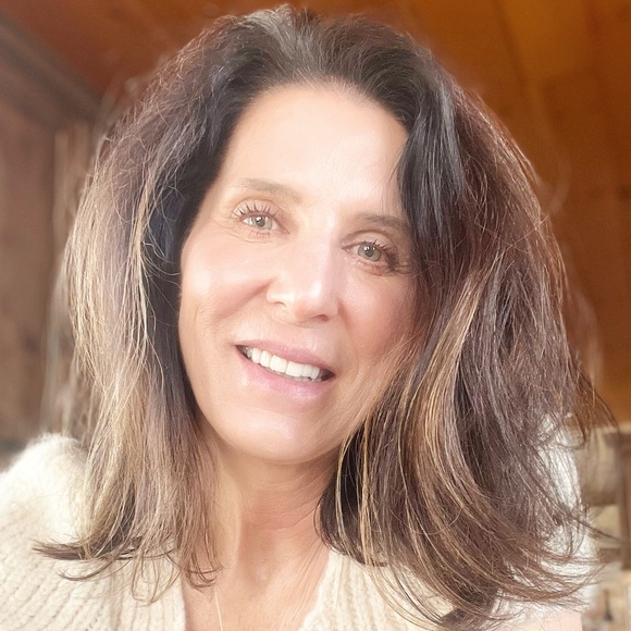Profile Picture of Michelle Cloute (@scloute) on Poshmark