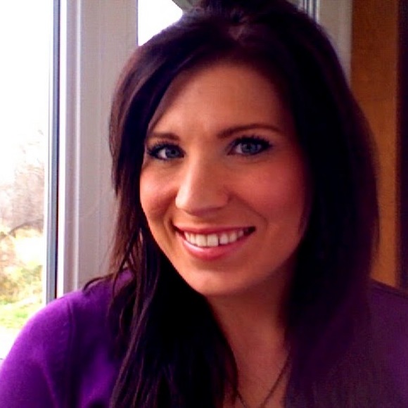 Profile Picture of Amanda Willette (@amandalwillette) on Poshmark