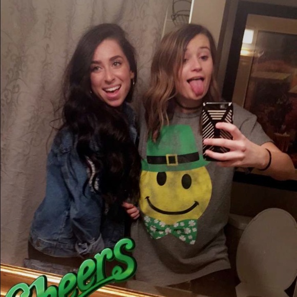 Profile Picture of Liz Dechellis (@lizdechellis80) on Poshmark