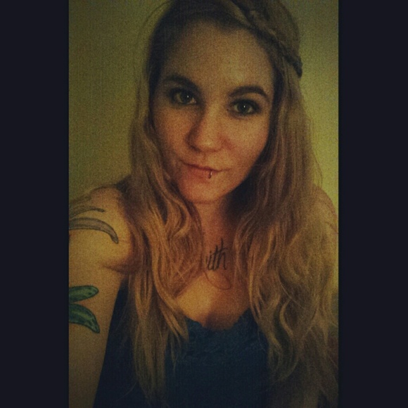 Profile Picture of Jessica Honeycutt (@jessihoneybuns) on Poshmark