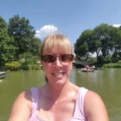 Profile Picture of Sue Ray (@sueray70) on Twitter