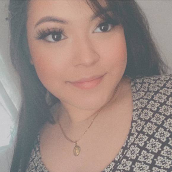 Profile Picture of Manuela Ramirez (@manuelarmz) on Poshmark