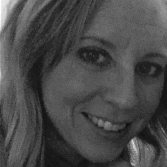 Profile Picture of Amanda Kramschuster (@akramschuster) on Poshmark