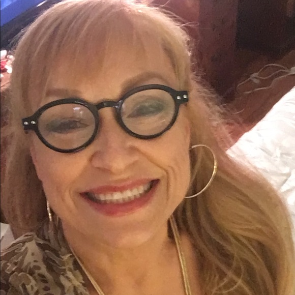 Profile Picture of Alexandra Muhl (@muhlzee) on Poshmark
