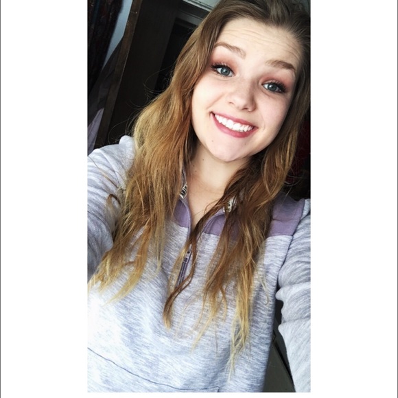 Profile Picture of Julia Keeler (@jkeeler17) on Poshmark