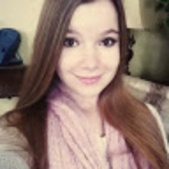 Profile Picture of Camille Dumont (@bubulle267) on Poshmark