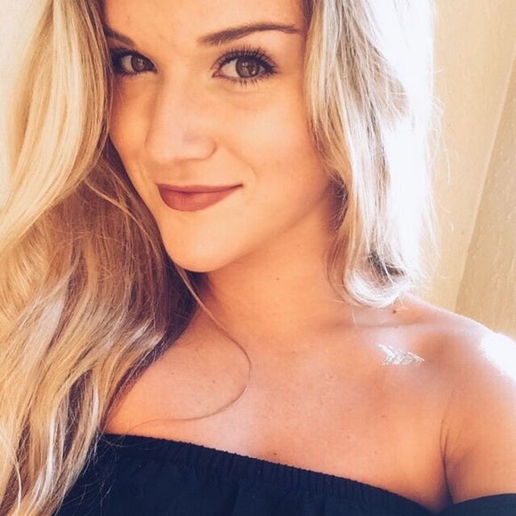 Profile Picture of Alyssa Wolf (@awolf2) on Poshmark