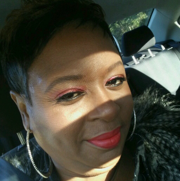 Profile Picture of Cynthia Hunt (@cynthia_1595) on Poshmark