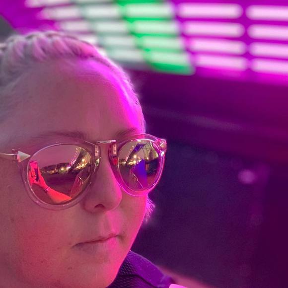 Profile Picture of Danielle Perry (@danielleperr527) on Poshmark