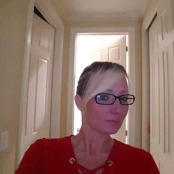 Profile Picture of Sandra Foss (@sandrafoss) on Poshmark