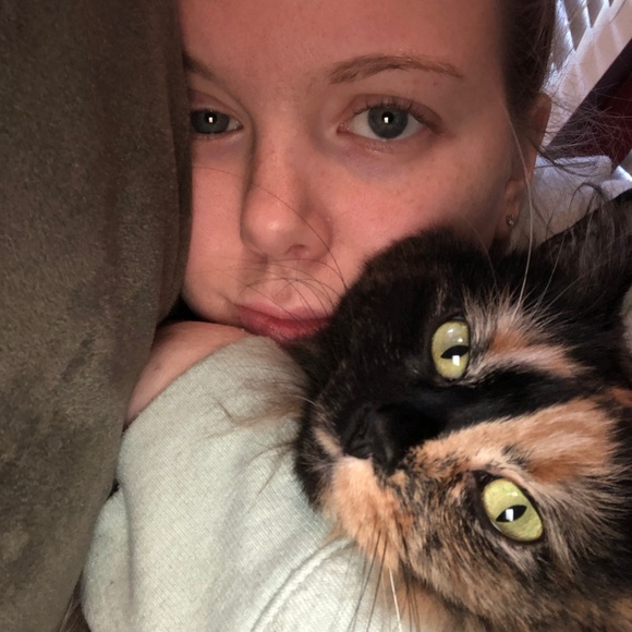 Profile Picture of Brynna Schoneman (@brynnaschoneman) on Poshmark