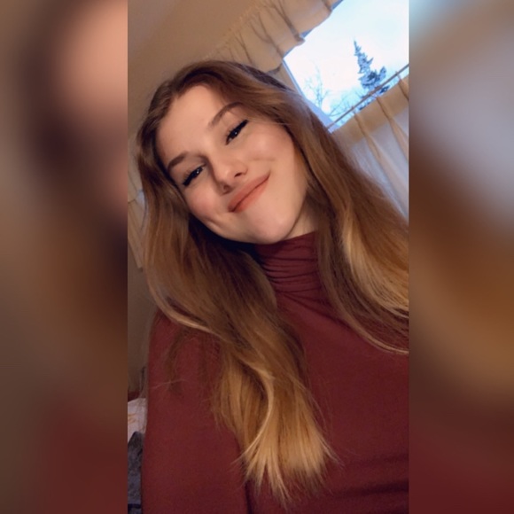 Profile Picture of Samantha Bertsch (@samanthabertsch) on Poshmark