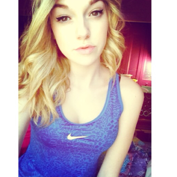 Profile Picture of Alexia Kierstyn (@versxce) on Poshmark