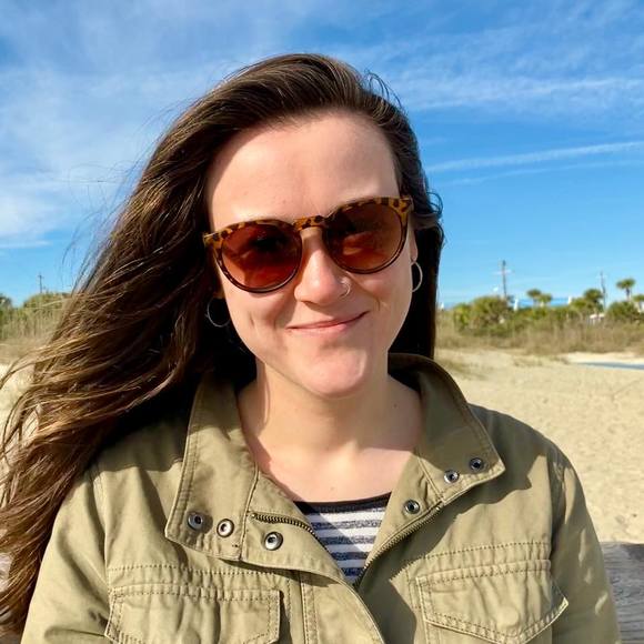 Profile Picture of Lauren Pieczykolan (@pieczykolanl) on Poshmark