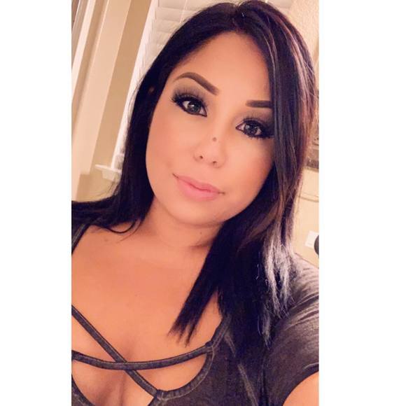 Profile Picture of Alexia Ballesteros (@alexiaballester) on Poshmark