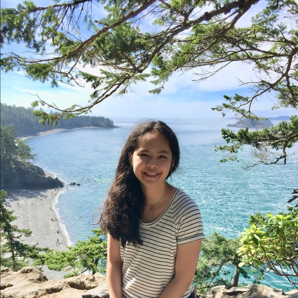 Profile Picture of Hanna Huynh (@hannahuynh2000) on Poshmark