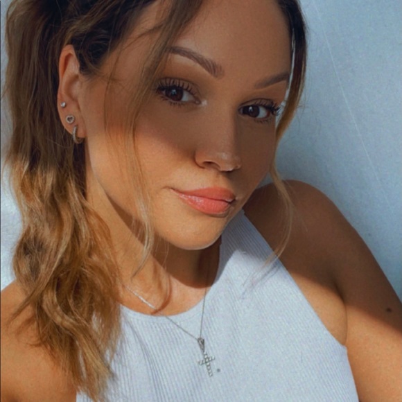 Profile Picture of Jovana Fleger (@jovanafleger) on Poshmark